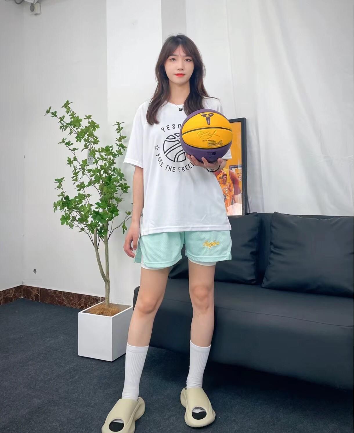 STNP篮球运动短裤速干网眼裤子美式假两件刺绣小标四分裤基础款
两件的设计潮流出街,上身非常的舒服